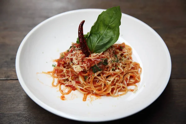 Espaguete com molho de tomate e manjericão fresco em madeira, pa italiano — Fotografia de Stock