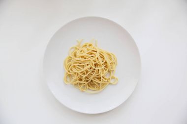 Beyaz arka planda izole spagetti makarna