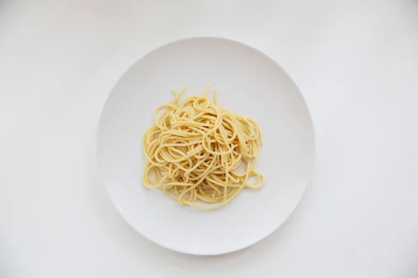 Beyaz arka planda izole spagetti makarna — Stok fotoğraf