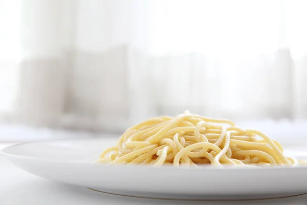 Spaghetti noedels geïsoleerd op witte achtergrond — Stockfoto