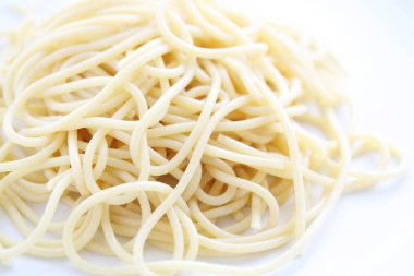 Beyaz arka planda izole spagetti makarna