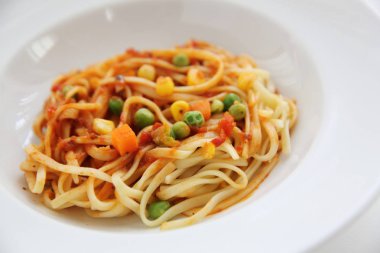 Fettuccine makarna domates soslu beyaz arka planda izole