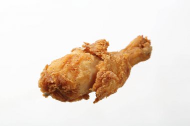 Beyaz arka planda izole kızarmış tavuk