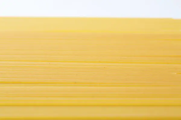 Spaghetti crudi tagliatelle isolate in fondo bianco — Foto Stock