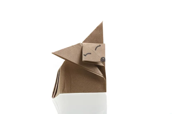 Origami fox papercraft por reciclar papel isolado em branco backgr — Fotografia de Stock