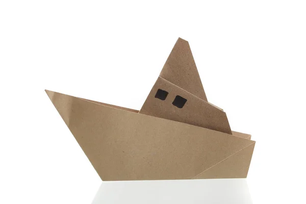 Papel de barco en origami por papel reciclado aislado en respaldo blanco — Foto de Stock