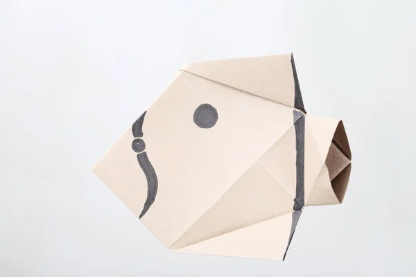 Origami Papelaria de peixe por reciclar papel isolado em backg branco — Fotografia de Stock