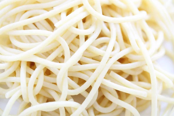 Spaghetti noedels geïsoleerd op witte achtergrond — Stockfoto