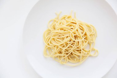 Beyaz arka planda izole spagetti makarna