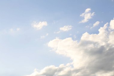 Mavi güneşli gökyüzü arka plan doku