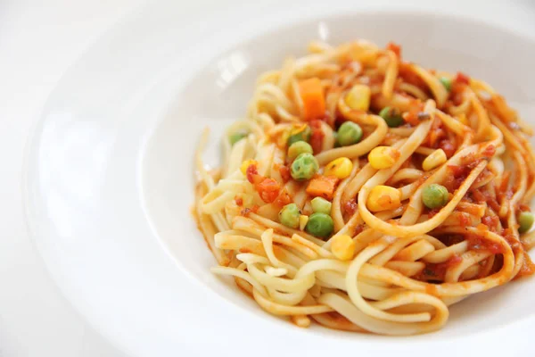 Massa fettuccine em molho de tomate isolado em fundo branco — Fotografia de Stock