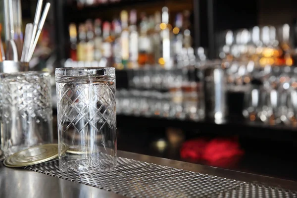 Whiskey glasögon på bardisk med oskärpa flaskor bakgrund — Stockfoto