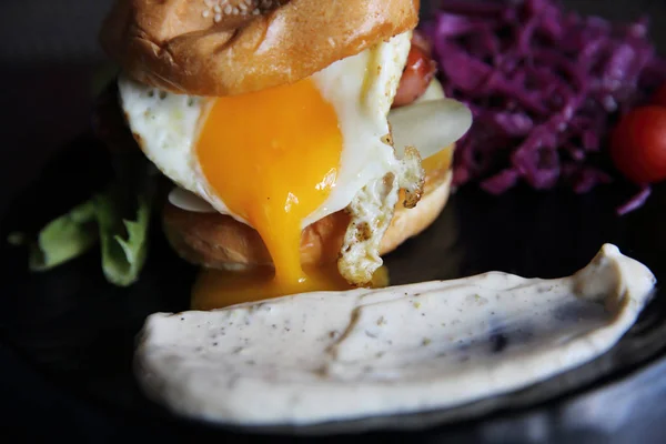 Hamburger con salsiccia e uova — Foto Stock