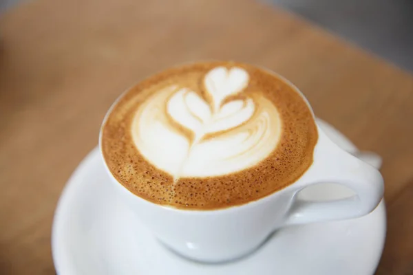 Cappuccino café sobre fundo de madeira — Fotografia de Stock