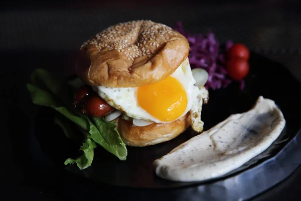 Hamburger avec saucisse et oeuf — Photo