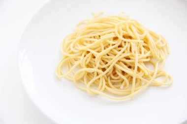 Beyaz arka planda izole spagetti makarna