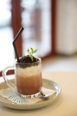 Buz üzerinde ahşap arka plan çikolata