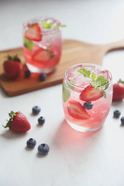 Cóctel de jugo de fresa con hielo y menta en tono blanco amd wo —  Fotos de Stock