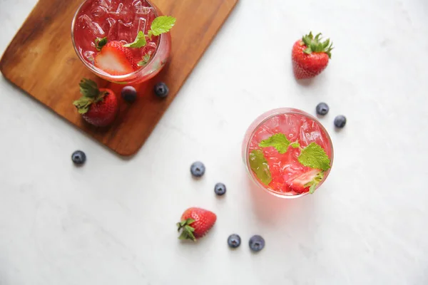 Cóctel de jugo de fresa con hielo y menta en tono blanco amd wo —  Fotos de Stock