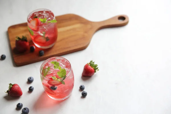 草莓汁鸡尾酒上白色基调 amd 的薄荷和冰窝 — 图库照片