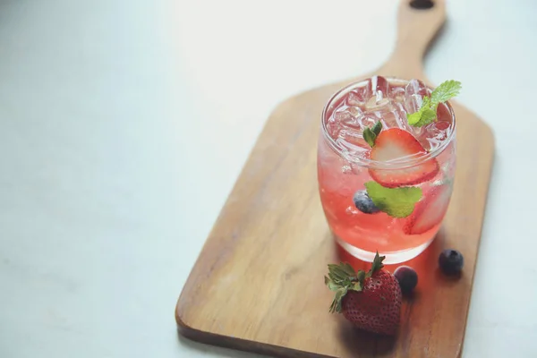 Cóctel de jugo de fresa con hielo y menta en tono blanco amd wo —  Fotos de Stock