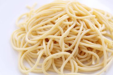 Beyaz arka planda izole spagetti makarna