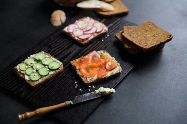 Somon pancar ve salatalık sandviç tahıllar ekmek ile füme 