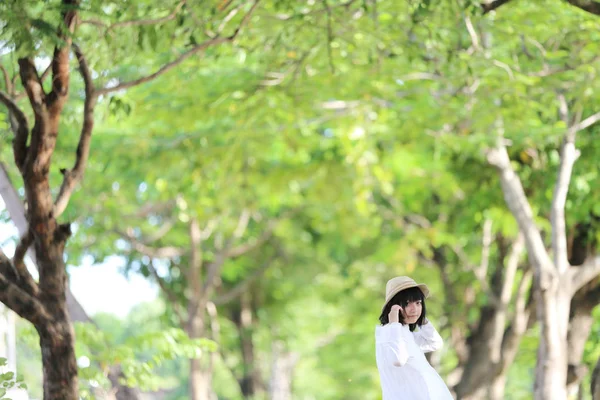 Asiatische junge Frau zu Fuß suchen und reisen Konzept Portrait wi — Stockfoto