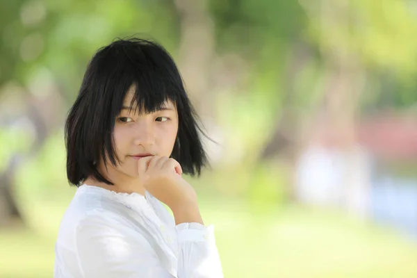 Asiático jovem mulher pensando e olhando retrato com árvore verde — Fotografia de Stock