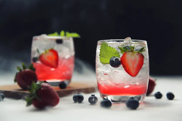 Cocktail de jus de fraise avec glace et menthe sur fond noir — Photo