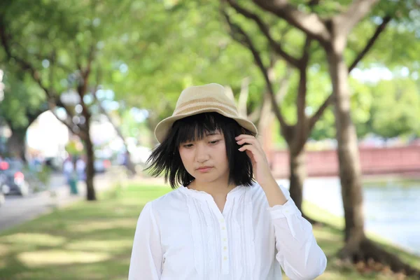 Asiatico giovane donna pensiero e guardando ritratto con albero verde — Foto Stock