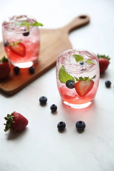 Cóctel de jugo de fresa con hielo y menta en tono blanco amd wo —  Fotos de Stock