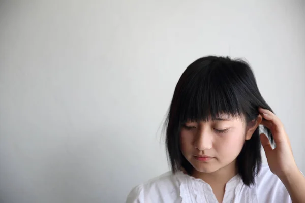 Aziatische jonge vrouw denken en op zoek portret in de coffeeshop c — Stockfoto