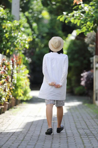 Asyalı genç kadın düşünme ve seyahat kavramı portre w arıyorum