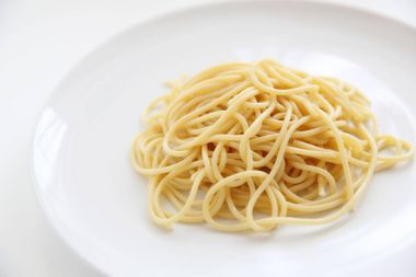 Beyaz arka planda izole spagetti makarna