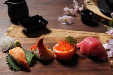 Suşi Set sashimi ve suşi rulo çay ile ahşap arka plan üzerinde