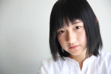 Düşünme ve kahve dükkanı C'de portre seyir Asyalı genç kadın