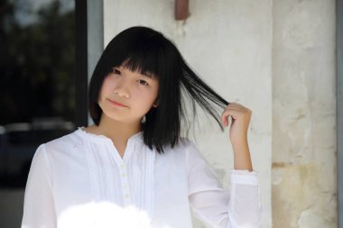 Düşünme ve kahve dükkanı C'de portre seyir Asyalı genç kadın