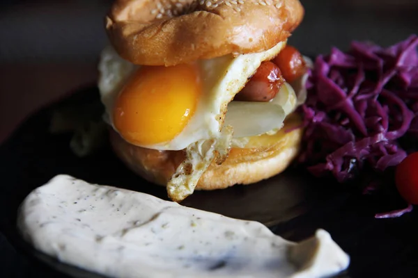 Hamburger avec saucisse et oeuf — Photo