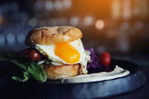 Hamburger avec saucisse et oeuf — Photo