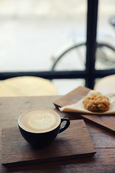 Cappuccino koffie met koekje op houten achtergrond — Stockfoto