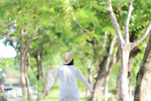 Seyir ve kavram portre Seyahat Asya genç kadın yürüyüş wi — Stok fotoğraf