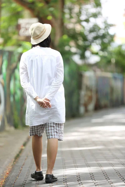 Düşünme ve yeşil ağaç ile portre seyir Asyalı genç kadın 