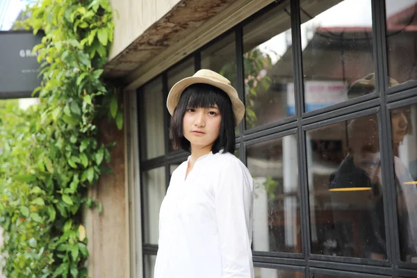 Asiatico giovane donna pensiero e guardando ritratto con in caffè s — Foto Stock