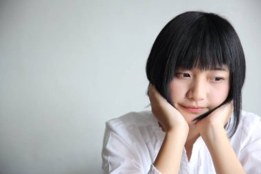 Düşünme ve kahve dükkanı C'de portre seyir Asyalı genç kadın