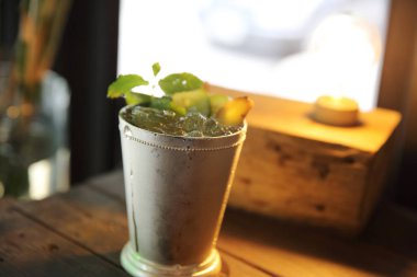 Mojito kokteyl içki nane ve limon arka plan ile