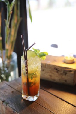 Mojito kokteyl içki nane ve limon arka plan ile