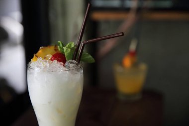 pina colada ile ananas ve kiraz meyve kokteyl 