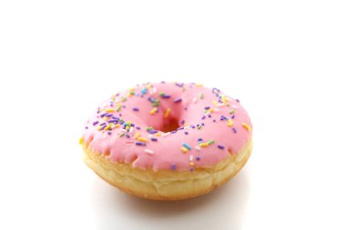 Beyaz arka planda izole çilekli çikolatalı çörek