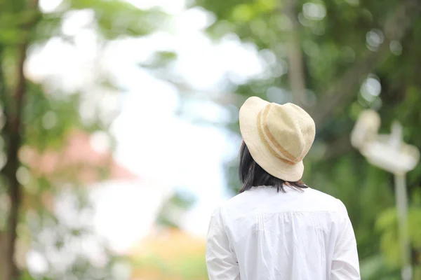 亚洲的年轻女子，思考和寻找旅行概念肖像 w — 图库照片